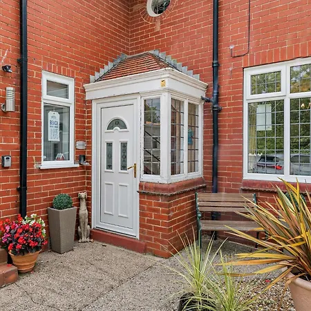 2 Bed In Filey 77711 *